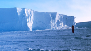 Detectan una formación de roca antigua bajo la Antártida que está acelerando el derretimiento del hielo